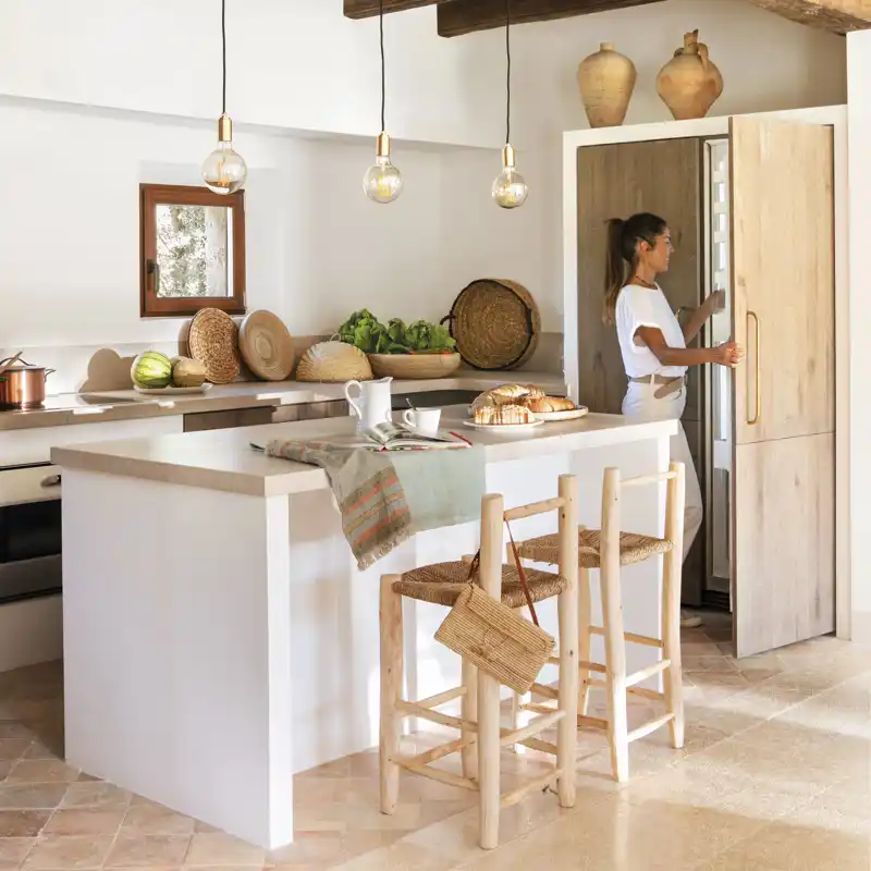 La reforma de esta cocina demuestra que puedes tener una práctica barra de desayunos en tan solo un palmo (es decir, 25 cm)