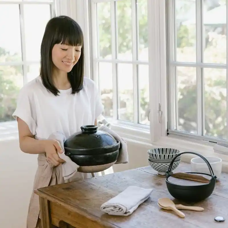 Antes y después de cómo ordenar el menaje y vajilla siguiendo el método KonMari