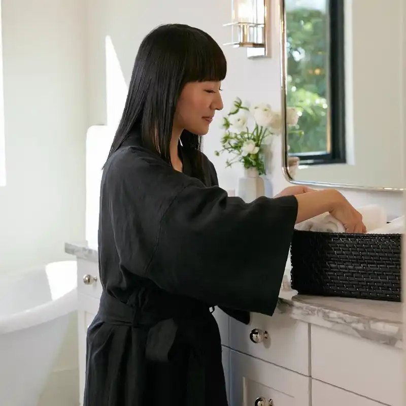 PASO A PASO: así es como Marie Kondo ordena el mueble del baño que acumula más de lo que crees