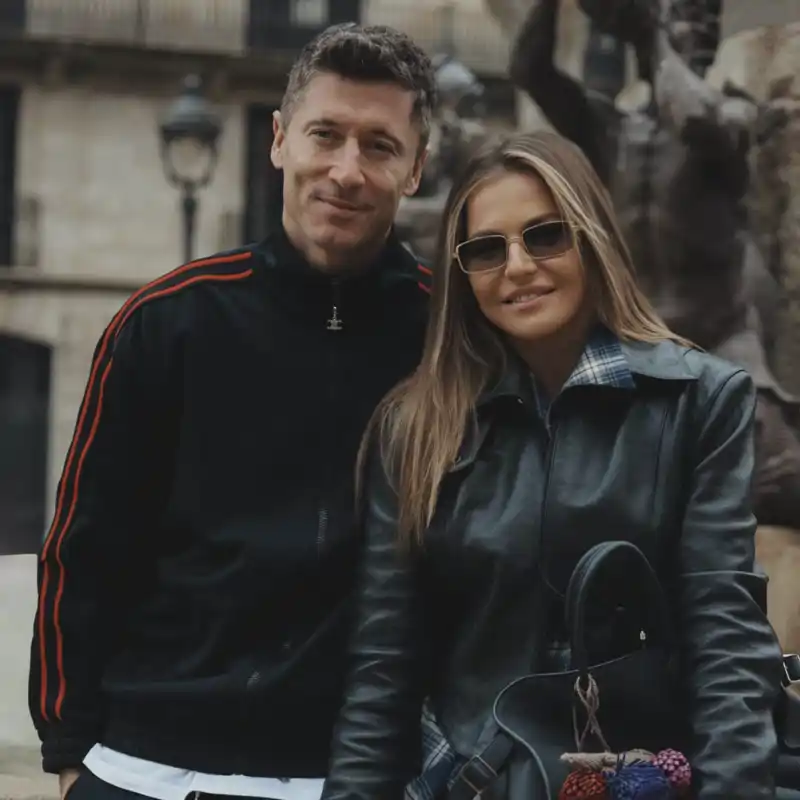 El moderno sal&oacute;n de Robert Lewandowski y Anna Lewandowska: con muebles de dise&ntilde;o, un gran sof&aacute; y una pared de piedra